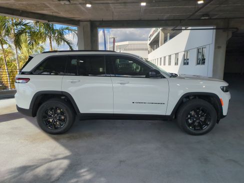 New 2026 Jeep Grand Cherokee Altitude image 4