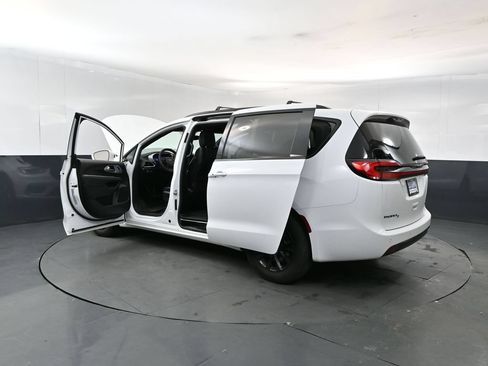 Used 2022 Chrysler Pacifica Touring-L w/ S Appearance Package AWD/4WD image 28