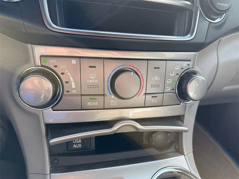 Used 2013 Toyota Highlander Plus w/ Cold Weather Pkg image 19