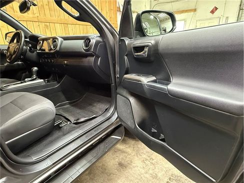 Used 2017 Toyota Tacoma TRD Off-Road AWD/4WD image 15