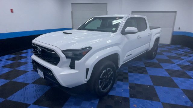 Used 2024 Toyota Tacoma TRD Sport AWD/4WD image 4