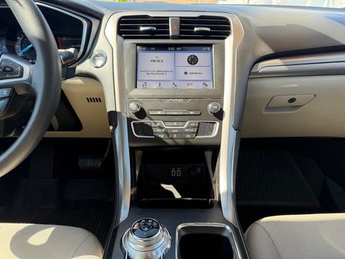 Used 2019 Ford Fusion SE FWD image 25
