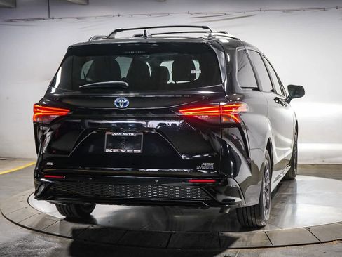 Used 2024 Toyota Sienna XSE w/ XSE Plus Package image 12