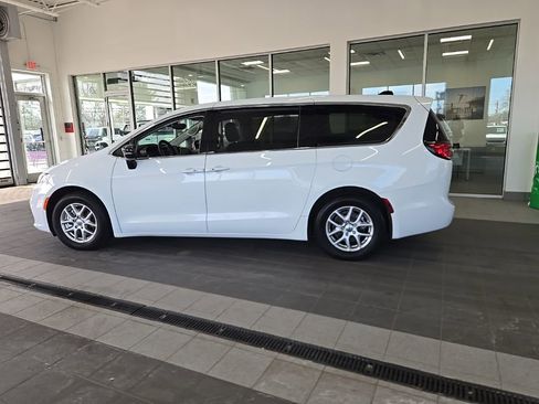 Used 2024 Chrysler Pacifica Touring-L image 8