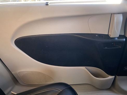 Used 2023 Chrysler Pacifica Touring-L image 33