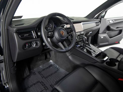 Certified 2026 Porsche Macan AWD/4WD image 4