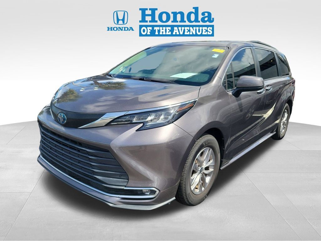 Used 2022 Toyota Sienna XLE w/ XLE Plus Package FWD image 3