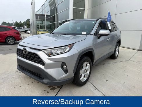 Used 2021 Toyota RAV4 XLE w/ Convenience Package FWD image 4
