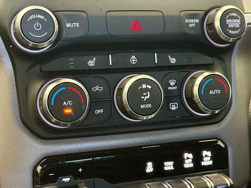 Used 2020 RAM 1500 Big Horn AWD/4WD image 10