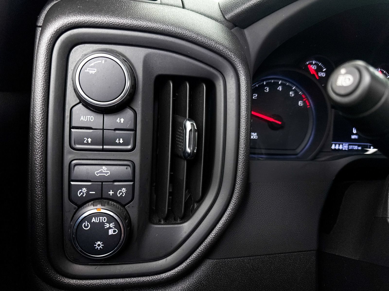 Used 2024 Chevrolet Silverado 1500 Custom Trail Boss w/ Turbomax Blackout Package AWD/4WD image 8