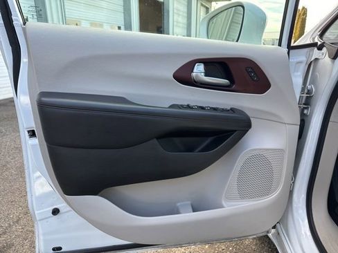 Used 2018 Chrysler Pacifica Limited image 26