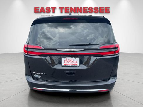 Used 2023 Chrysler Pacifica Touring-L FWD image 4