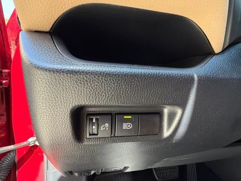Used 2019 Toyota RAV4 LE FWD image 31