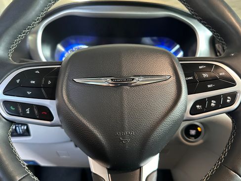 Used 2023 Chrysler Pacifica Touring-L FWD image 23
