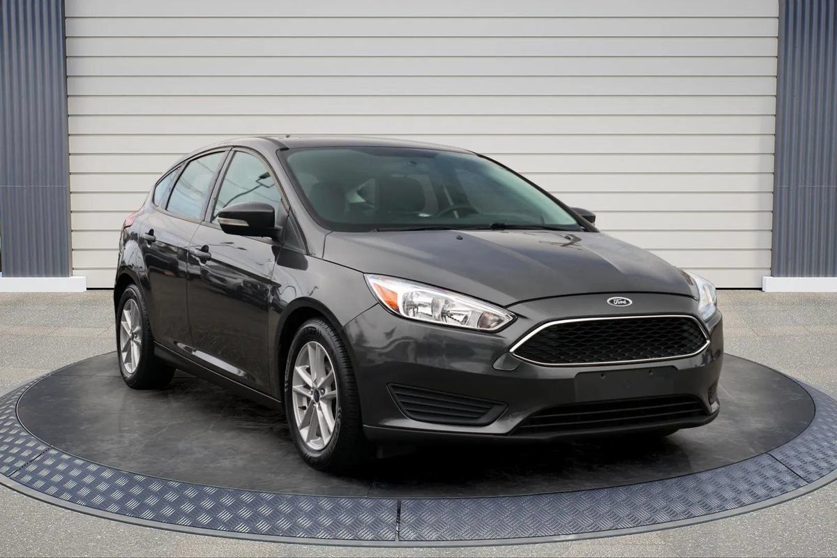 Used 2018 Ford Focus SE w/ Cold Weather Package FWD image 1