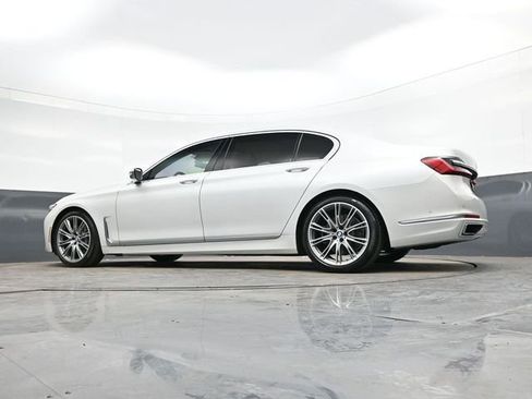 Used 2020 BMW 740i w/ Premium Package image 31