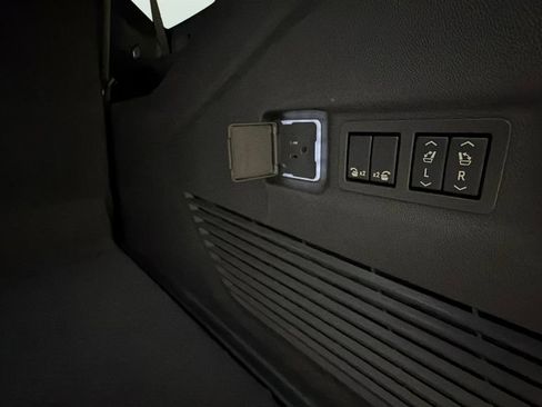 Used 2023 Chevrolet Suburban Premier RWD image 31