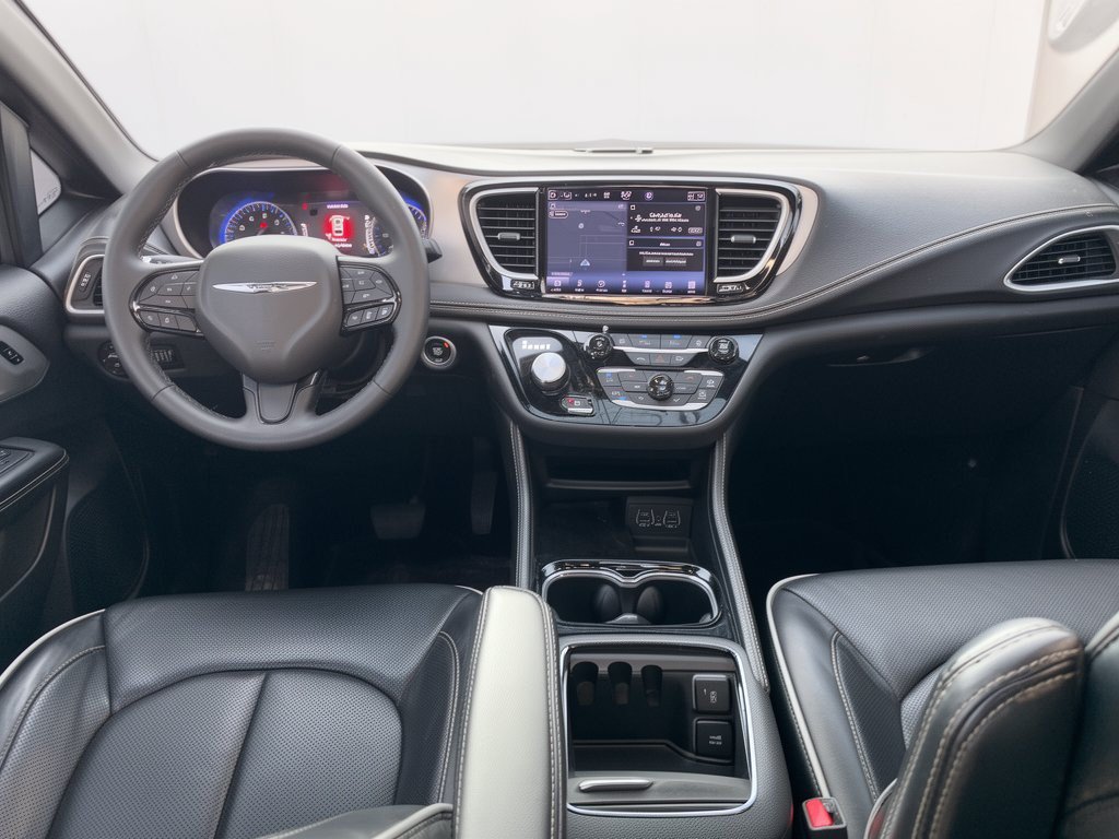 Used 2025 Chrysler Pacifica Limited FWD image 17