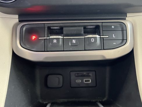 Used 2020 GMC Acadia Denali w/ Technology Package FWD image 26