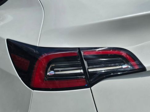 Used 2023 Tesla Model Y Long Range image 28