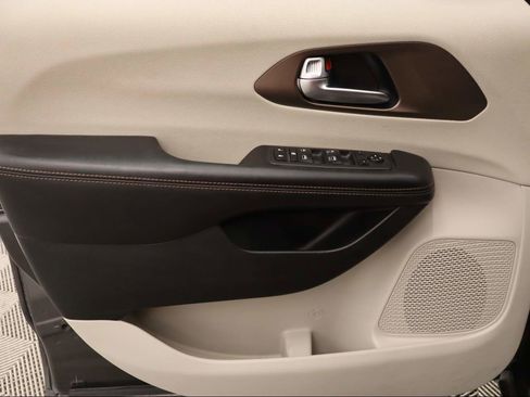 Used 2019 Chrysler Pacifica Touring-L image 24