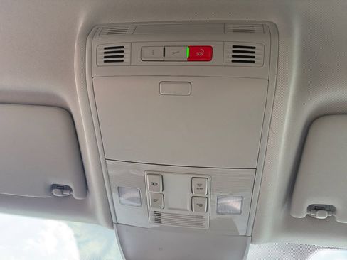 Used 2025 Volkswagen Taos SE AWD/4WD image 46