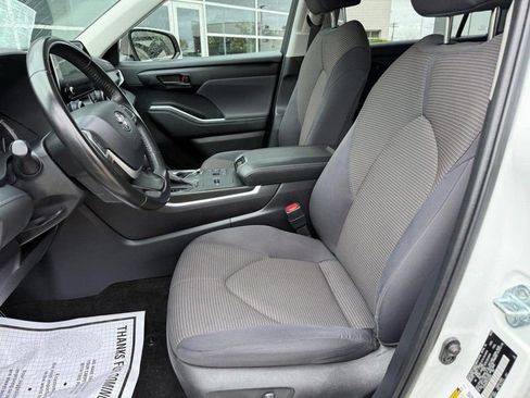 Used 2023 Toyota Highlander LE FWD image 17