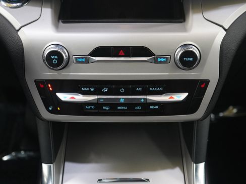 Used 2024 Ford Explorer XLT image 17