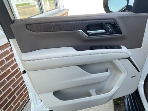 Used 2025 GMC Yukon XL Denali w/ LPO, Illumination Package AWD/4WD image 32