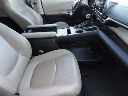 Used 2021 Toyota Sienna Limited image 9