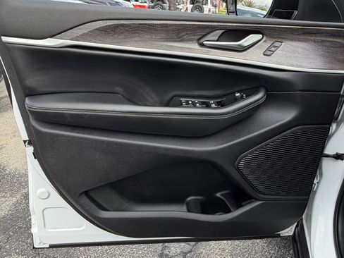 Used 2023 Jeep Grand Cherokee L Limited image 13