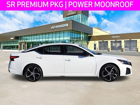 Used 2024 Nissan Altima 2.5 SR w/ SR Premium Package image 4