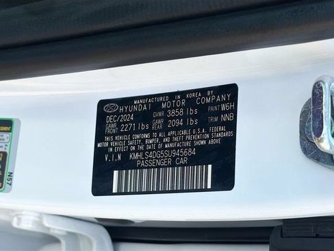 Certified 2025 Hyundai Elantra SEL FWD image 32