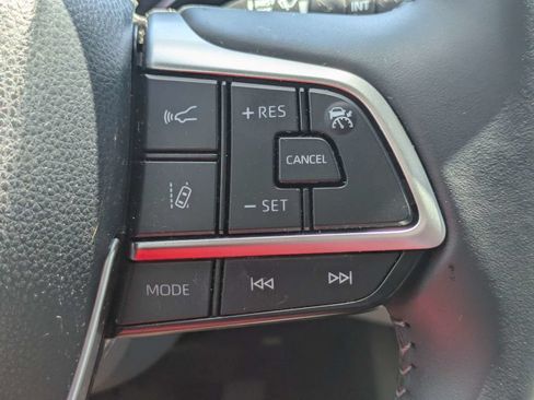 Used 2022 Toyota Highlander XLE FWD image 27