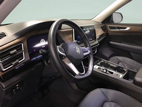 Used 2025 Volkswagen Atlas SE image 13