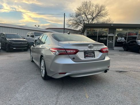 Used 2019 Toyota Camry XLE image 3