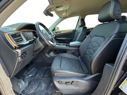 Used 2025 Volkswagen Atlas SE AWD/4WD image 9