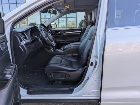 Used 2018 Toyota Highlander XLE AWD/4WD image 12