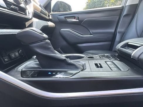 Used 2021 Toyota Highlander XLE AWD/4WD image 27