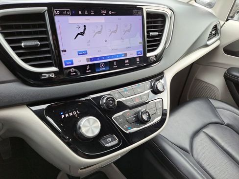 Used 2023 Chrysler Pacifica Touring-L FWD image 28