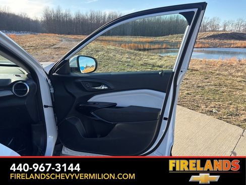 Certified 2025 Chevrolet Trax LT w/ LT Convenience Package image 25