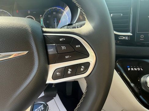 Used 2024 Chrysler Pacifica Touring-L FWD image 31