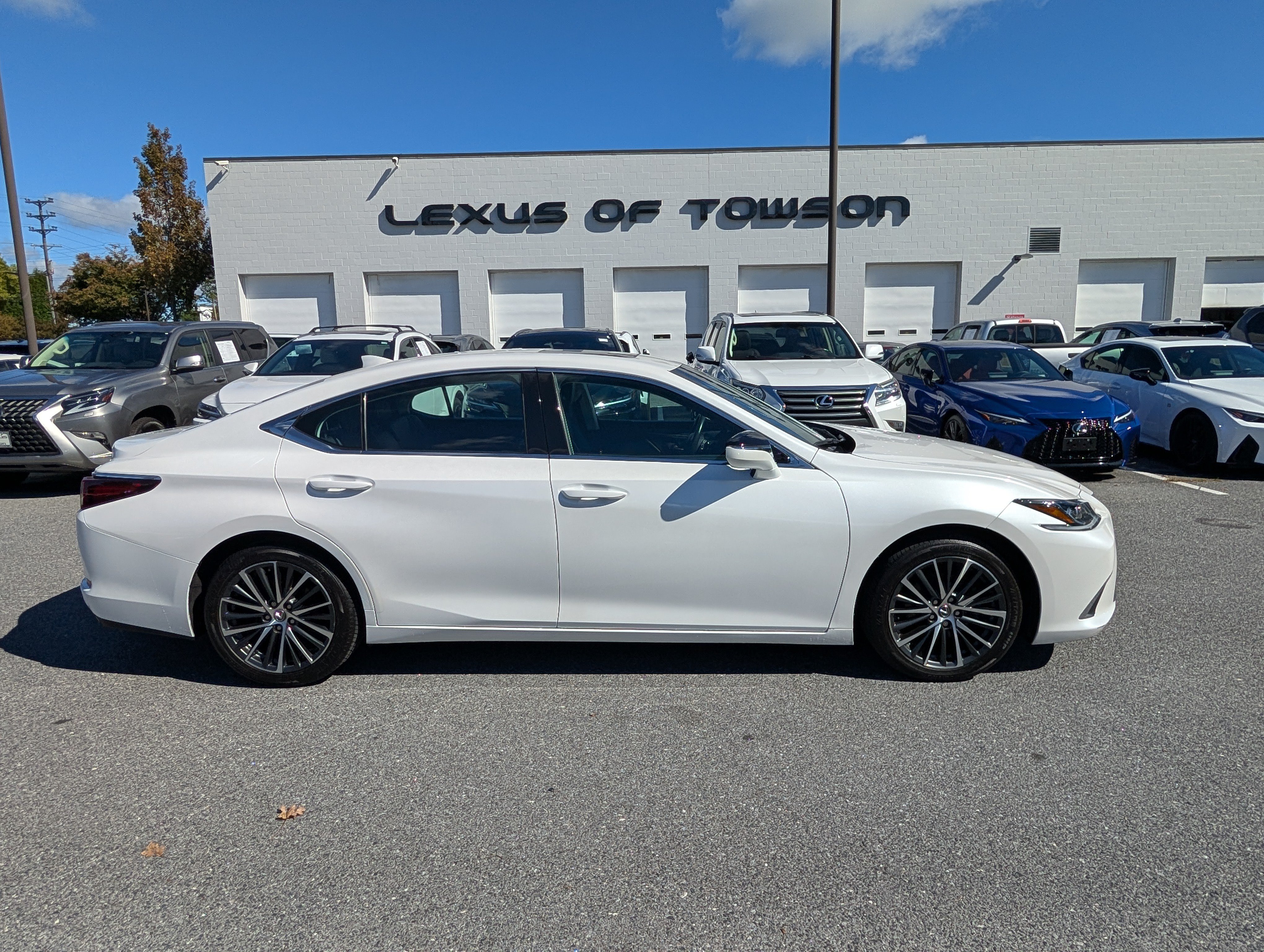 Used 2023 Lexus ES 350 w/ Premium Package FWD image 2