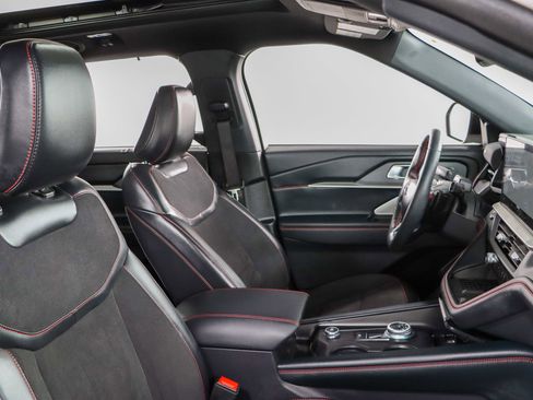 Used 2025 Ford Explorer ST image 28