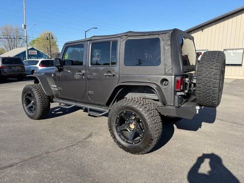 Used 2018 Jeep Wrangler Unlimited Sport AWD/4WD image 3