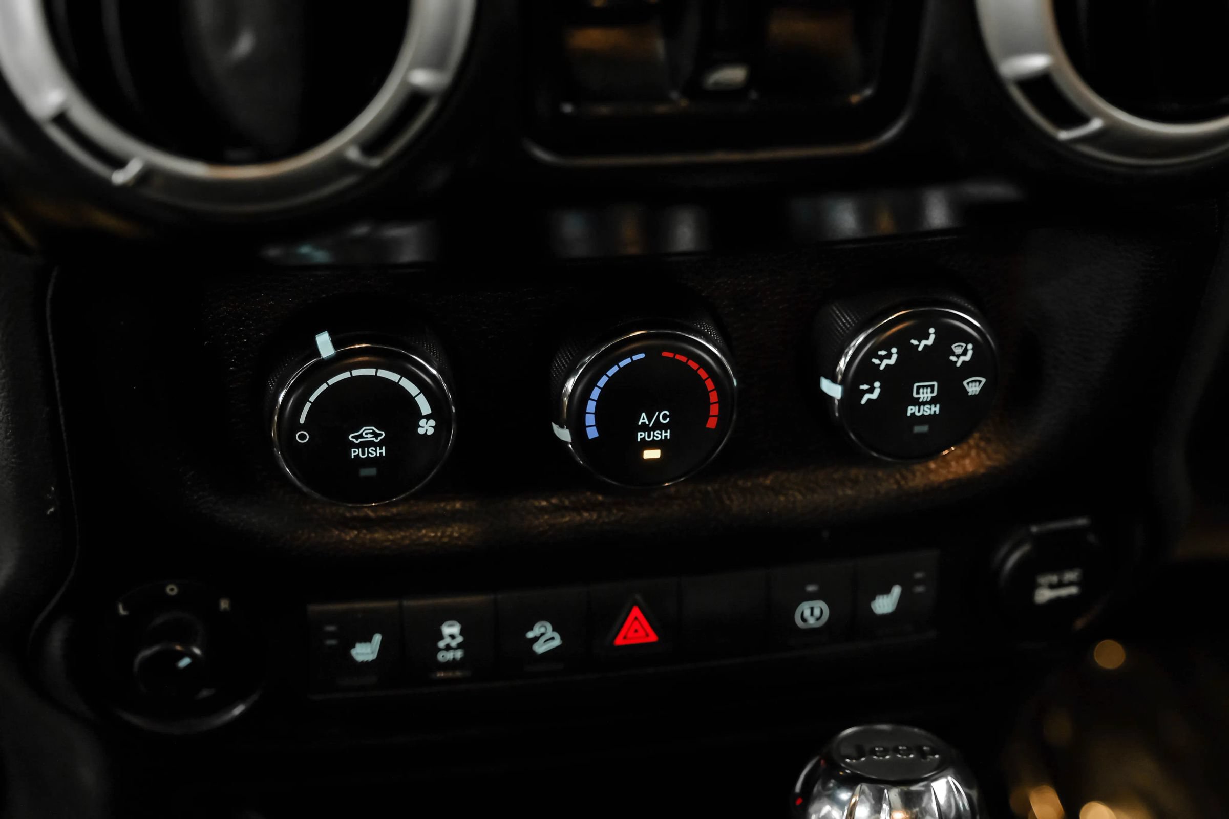 Used 2015 Jeep Wrangler Unlimited Rubicon w/ Connectivity Group AWD/4WD image 29