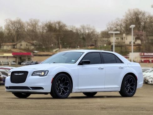 Used 2019 Chrysler 300 Touring w/ Sport Appearance Package image 3