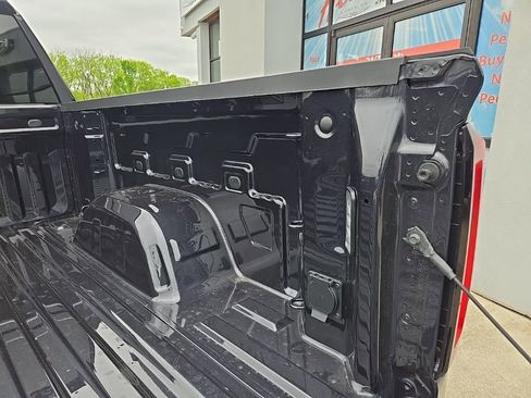 Used 2025 GMC Sierra 1500 SLT AWD/4WD image 33