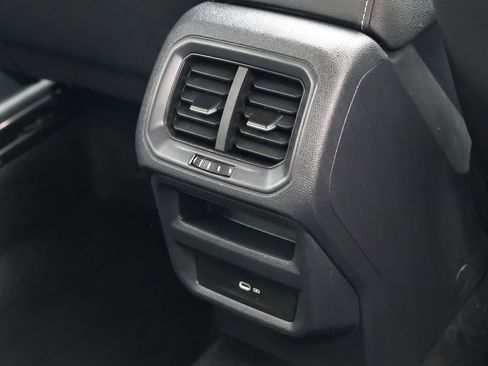 Used 2024 Volkswagen Taos SE image 33