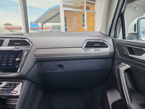 Used 2024 Volkswagen Tiguan SE AWD/4WD image 33